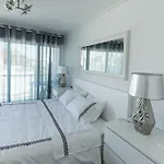 Charming With Balcony & Pool Apartament Lizbona