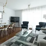Charming With Balcony & Pool Apartament Lizbona