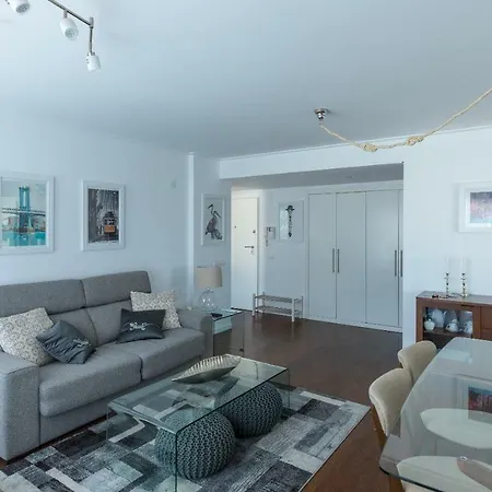 Charming With Balcony & Pool Apartment Lisbon