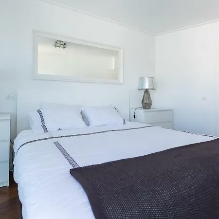Charming With Balcony & Pool Appartement