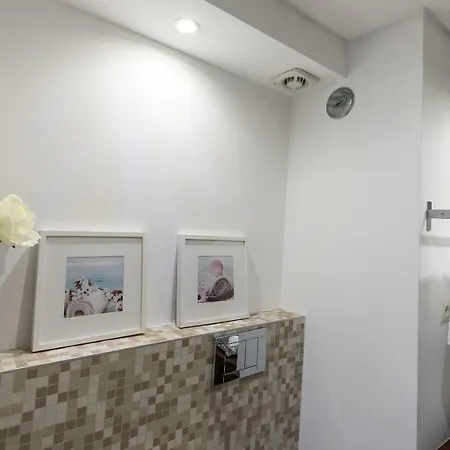 Charming With Balcony & Pool דירה *