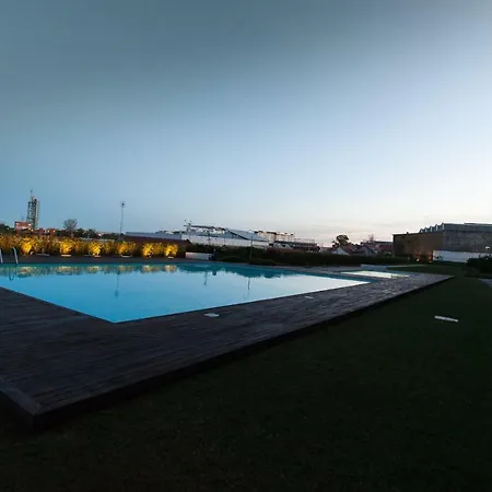 Charming With Balcony & Pool ליסבון