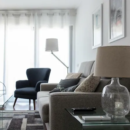 דירה Charming With Balcony & Pool