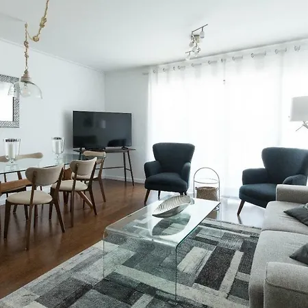 Charming With Balcony & Pool דירה ליסבון