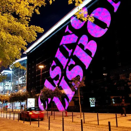 Charming With Balcony & Pool דירה