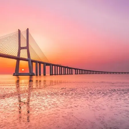 Charming With Balcony & Pool דירה