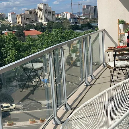 Charming With Balcony & Pool Apartman