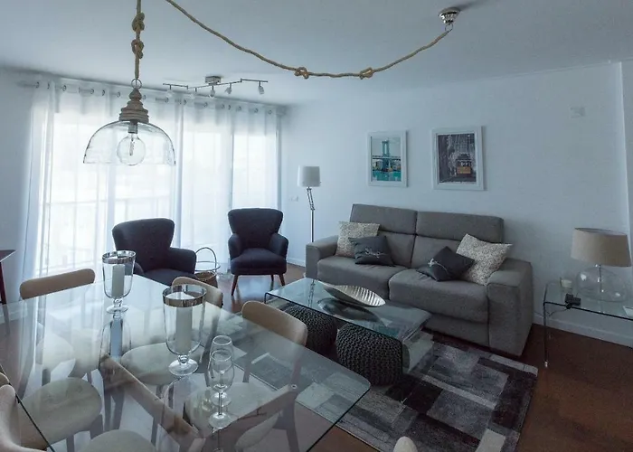 Charming With Balcony & Pool Appartement Lissabon