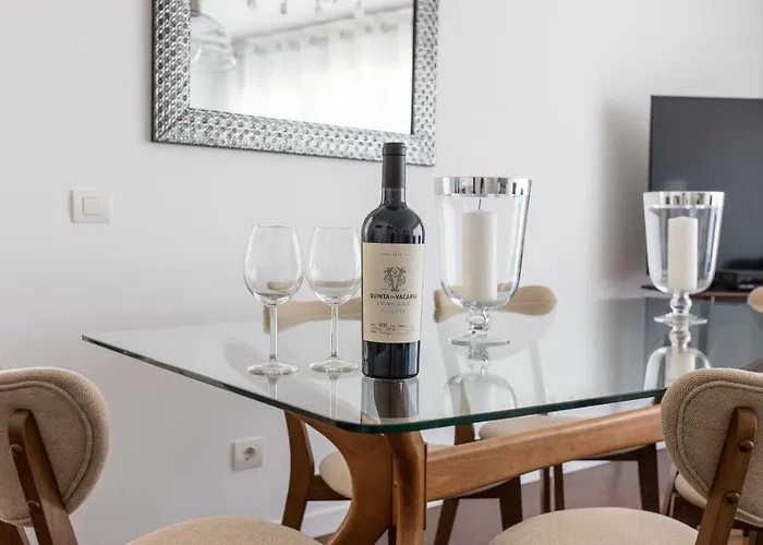 Charming With Balcony & Pool Appartement