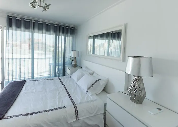 Charming With Balcony & Pool Appartement Lissabon