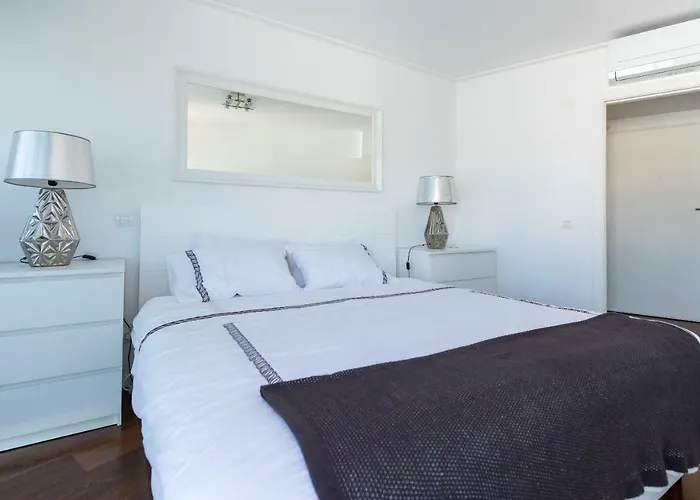 Charming With Balcony & Pool Appartement