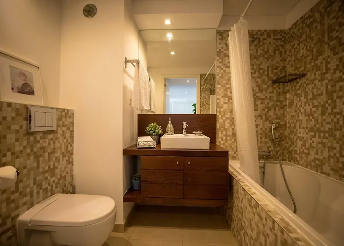Charming With Balcony & Pool Apartman