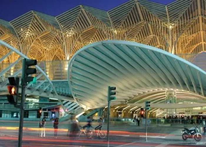 Charming With Balcony & Pool Lissabon