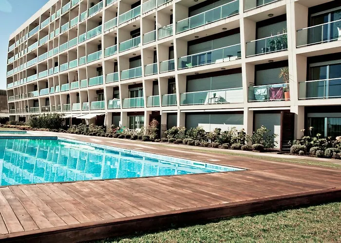 Charming With Balcony & Pool Lissabon