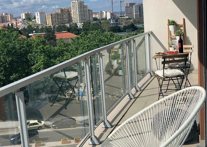 Charming With Balcony & Pool Appartement