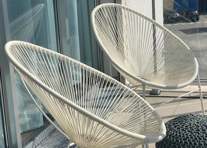 Charming With Balcony & Pool Lissabon