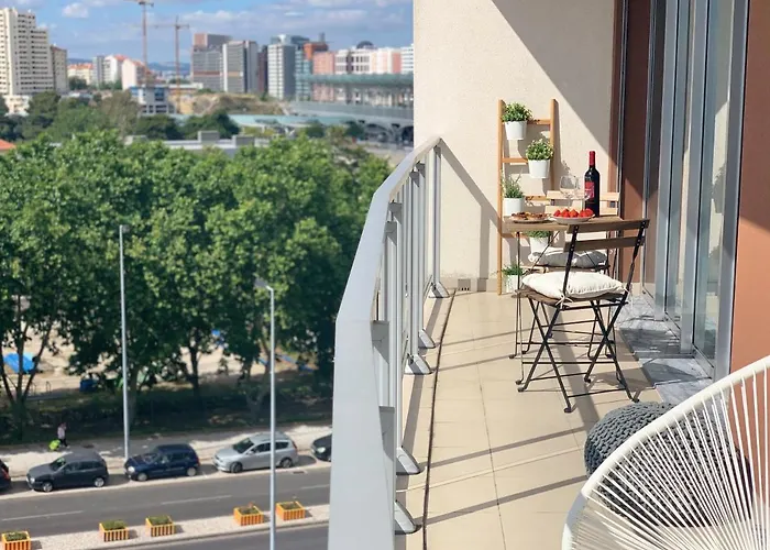 Charming With Balcony & Pool