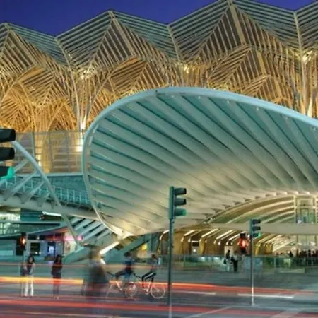 Charming With Balcony & Pool Lizbona