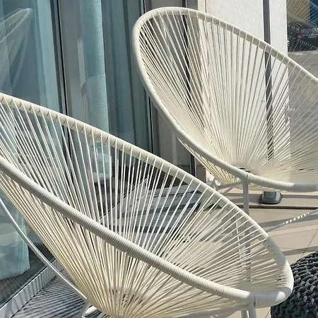 Charming With Balcony & Pool Lizbona